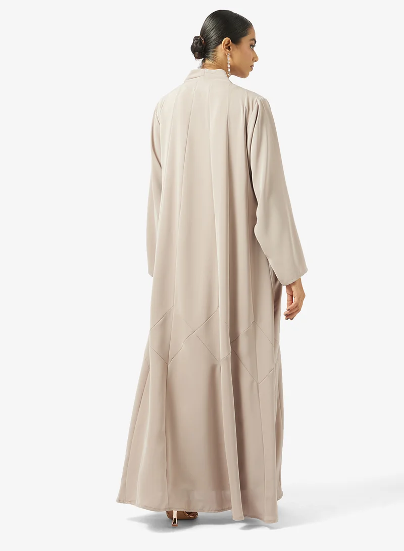 هيا كلوزيت عباية مفتوحة مطرزة ومزينة بياقة عالية